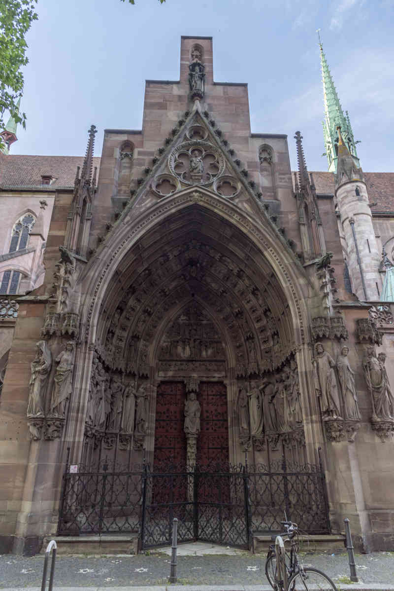 Francia - Alsacia 072 - Estrasburgo - iglesia protestante de Saint-Pierre le-Jeune.jpg